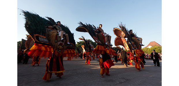 Ratusan Dhadhak Merak Tampil Bareng dalam Serenade Reog Obyog Ratusan Dhadhak Merak Tampil Bareng dalam Serenade Reog Obyog