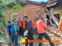 Imbas Gempa Yogya, Personel Kebencanaan Ponorogo Perbaiki Rumah Warga yang Rusak