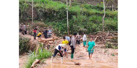 Jalur Penghubung Antar Desa di Ponorogo-Pacitan Longsor