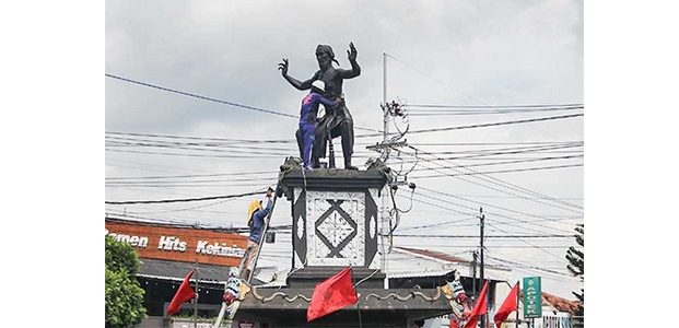 Sejumlah Patung di Ponorogo Dipersolek dengan Warna Hitam Sejumlah Patung di Ponorogo Dipersolek dengan Warna Hitam