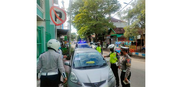 Parkir Sembarangan, Sejumlah Mobil di Ponorogo Digembok Rodanya Parkir Sembarangan, Sejumlah Mobil di Ponorogo Digembok Rodanya
