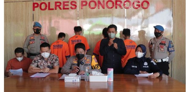 Pengembangan Kasus Meledaknya Petasan di Sambilawang Ponorogo, Polisi Kembali Bekuk 5 Tersangka, 1 Buron Pengembangan Kasus Meledaknya Petasan di Sambilawang Ponorogo, Polisi Kembali Bekuk 5 Tersangka, 1 Buron