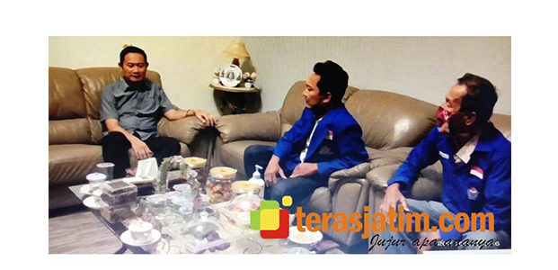 Positif Covid-19 di Pantura Masih Tinggi, Nelayan Datangi Rumah Sekda Lamongan Positif Covid-19 di Pantura Masih Tinggi, Nelayan Datangi Rumah Sekda Lamongan