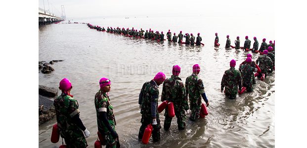 Ribuan Prajurit Marinir Taklukan Selat Madura Dengan Berenang Ribuan Prajurit Marinir Taklukan Selat Madura Dengan Berenang