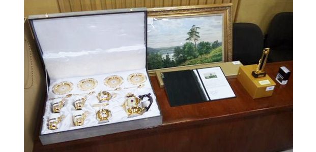 Presiden Serahkan Barang Pemberian Pengusaha Rusia ke KPK Presiden Serahkan Barang Pemberian Pengusaha Rusia ke KPK