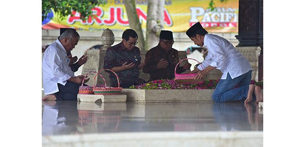 Sebelum ke Tulungagung, Presiden Jokowi Sempatkan Berziarah di Makam Bung Karno Sebelum ke Tulungagung, Presiden Jokowi Sempatkan Berziarah di Makam Bung Karno