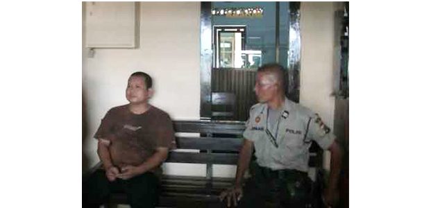 Mengaku Aparat, Pria Asal Banten Diamankan Polisi Ambulu Jember Mengaku Aparat, Pria Asal Banten Diamankan Polisi Ambulu Jember