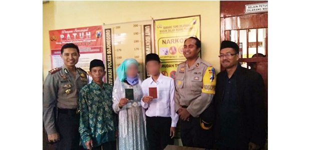 Pria Tahanan Kasus Pencurian Nikahi Kekasihnya di Sel Tahanan Polres Bojonegoro Pria Tahanan Kasus Pencurian Nikahi Kekasihnya di Sel Tahanan Polres Bojonegoro
