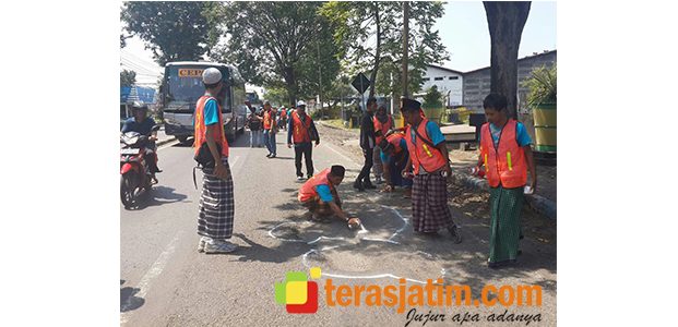 Prihatin Kondisi Jalan, Puluhan Aktifis di Jombang Lingkari Jalan Berlubang Prihatin Kondisi Jalan, Puluhan Aktifis di Jombang Lingkari Jalan Berlubang