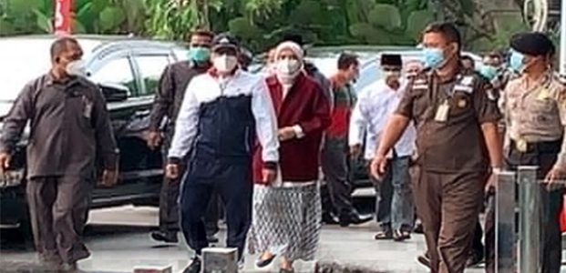 Usai Diperiksa di Mapolda Jatim, Bupati Probolinggo dan Suaminya Diterbangkan ke Jakarta Usai Diperiksa di Mapolda Jatim, Bupati Probolinggo dan Suaminya Diterbangkan ke Jakarta