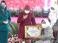 Hari Ibu ke-93, Gubernur Khofifah Beri Penghargaan Kepada Perempuan Tangguh dan Kepala Daerah Berprestasi