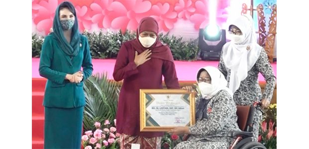 Hari Ibu ke-93, Gubernur Khofifah Beri Penghargaan Kepada Perempuan Tangguh dan Kepala Daerah Berprestasi Hari Ibu ke-93, Gubernur Khofifah Beri Penghargaan Kepada Perempuan Tangguh dan Kepala Daerah Berprestasi