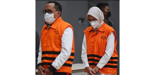 Kasus Jual Beli Jabatan, Mantan Bupati Probolinggo dan Suaminya Dibui 4 Tahun Kasus Jual Beli Jabatan, Mantan Bupati Probolinggo dan Suaminya Dibui 4 Tahun
