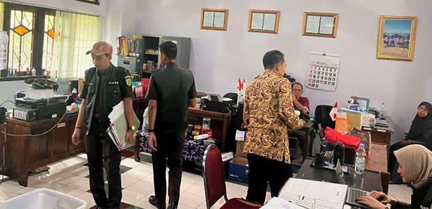 Penyidik Kejaksaan Geledah Kantor Dinas Pertanian Kabupaten Probolinggo, Ini Kasusnya Penyidik Kejaksaan Geledah Kantor Dinas Pertanian Kabupaten Probolinggo, Ini Kasusnya