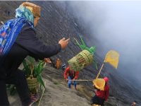 Puncak Perayaan Yadnya Kasada, Warga Tengger Larung Sesaji ke Kawah Bromo