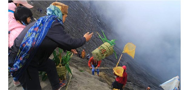 Puncak Perayaan Yadnya Kasada, Warga Tengger Larung Sesaji ke Kawah Bromo Puncak Perayaan Yadnya Kasada, Warga Tengger Larung Sesaji ke Kawah Bromo