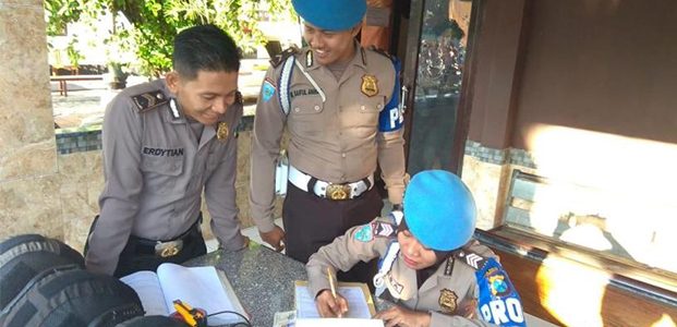 Propam Polres Situbondo, Tilang Anggota Tak Tertib Lalu Lintas Propam Polres Situbondo, Tilang Anggota Tak Tertib Lalu Lintas