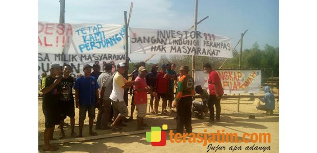 Protes Terbitnya IMB, Warga Blokir Jalan Masuk Pembangunan Pabrik Gula Rejoso Blitar Protes Terbitnya IMB, Warga Blokir Jalan Masuk Pembangunan Pabrik Gula Rejoso Blitar