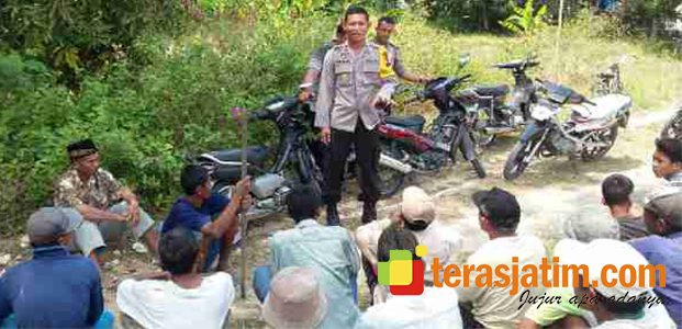 Warga Protes Penjualan Air oleh Pengusaha Warga Protes Penjualan Air oleh Pengusaha