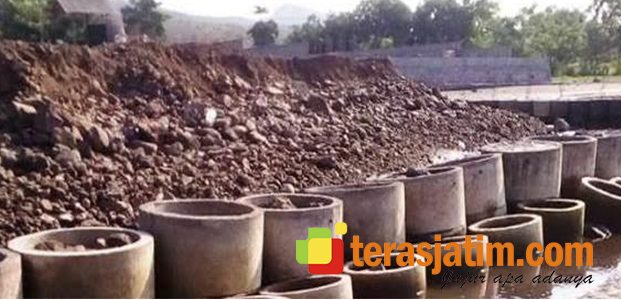 Proyek Reklamasi di Pantai Banyuglugur Situbondo Diduga Tak Sesuai Ketentuan Proyek Reklamasi di Pantai Banyuglugur Situbondo Diduga Tak Sesuai Ketentuan