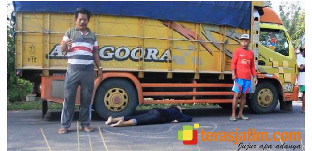 Pulang Antar Anak Sekolah, Seorang Ibu Muda di Blitar Tewas Terlindas Truk Pulang Antar Anak Sekolah, Seorang Ibu Muda di Blitar Tewas Terlindas Truk