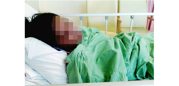Hanya Karena Pulang Kerja Tak Bertemu Suami, Wanita ini Nekat Minum Racun Hanya Karena Pulang Kerja Tak Bertemu Suami, Wanita ini Nekat Minum Racun