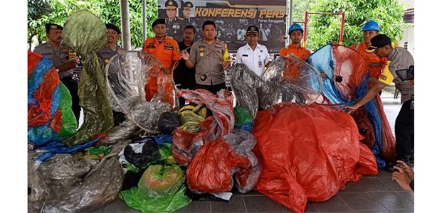 Puluhan Balon Udara Liar Hasil Sitaan di Trenggalek Dimusnahkan Puluhan Balon Udara Liar Hasil Sitaan di Trenggalek Dimusnahkan