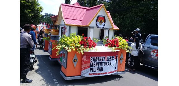 Puluhan Mobil Hias Ramaikan Deklarasi Kampanye Damai di Kota Madiun Puluhan Mobil Hias Ramaikan Deklarasi Kampanye Damai di Kota Madiun