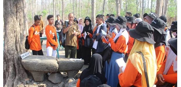 Puluhan Siswa dan Guru SMA di Jatim, Jelajahi Sejarah Klasik Hutan Saradan Puluhan Siswa dan Guru SMA di Jatim, Jelajahi Sejarah Klasik Hutan Saradan