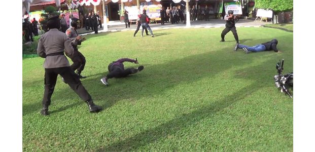 Puncak HUT Polri, Polres Blitar Kota Gelar Simulasi Penyerangan Teroris Puncak HUT Polri, Polres Blitar Kota Gelar Simulasi Penyerangan Teroris