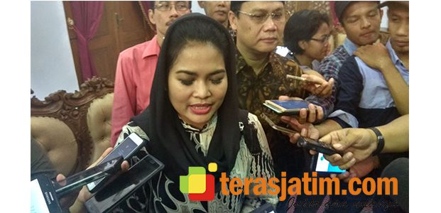 Puti Sebut Hasil Survey Pilgub Jatim 2018 Unggul 6,7 Persen Puti Sebut Hasil Survey Pilgub Jatim 2018 Unggul 6,7 Persen