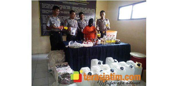 Racik Miras Oplosan, Pasutri asal Kediri ini Digerebek Polisi Blitar Racik Miras Oplosan, Pasutri asal Kediri ini Digerebek Polisi Blitar