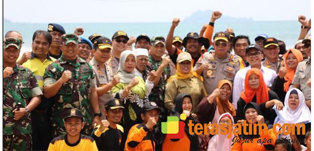 Ratusan Personel Gabungan Ikuti Simulasi Penanggulangan Bencana di Banyuwangi Ratusan Personel Gabungan Ikuti Simulasi Penanggulangan Bencana di Banyuwangi