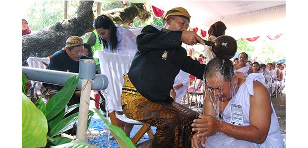Ratusan Peserta Ikuti Ruwatan Massal di Lapangan RRI Malang Ratusan Peserta Ikuti Ruwatan Massal di Lapangan RRI Malang