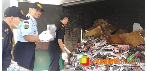 Ratusan Ribu Batang Rokok Ilegal di Blitar, Dimusnahkan Ratusan Ribu Batang Rokok Ilegal di Blitar, Dimusnahkan