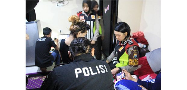 Razia Kos Mewah, Petugas Temukan Wanita Cantik Pengguna Sabu Razia Kos Mewah, Petugas Temukan Wanita Cantik Pengguna Sabu