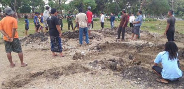 Warga Tolak Rencana Pemakaman 13 Jenazah Pelaku Bom Bunuh Diri di TPU Surabaya Warga Tolak Rencana Pemakaman 13 Jenazah Pelaku Bom Bunuh Diri di TPU Surabaya