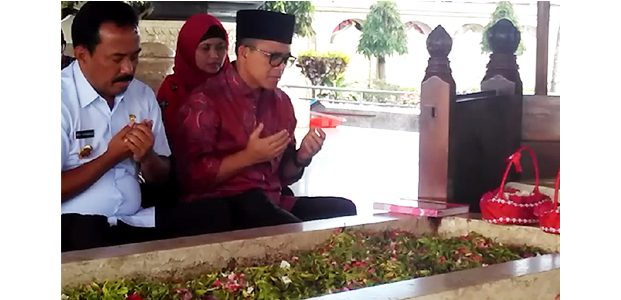 Resmi Jadi Cawagub, Abdullah Azwar Anas Ziarahi Makam Bung Karno Resmi Jadi Cawagub, Abdullah Azwar Anas Ziarahi Makam Bung Karno