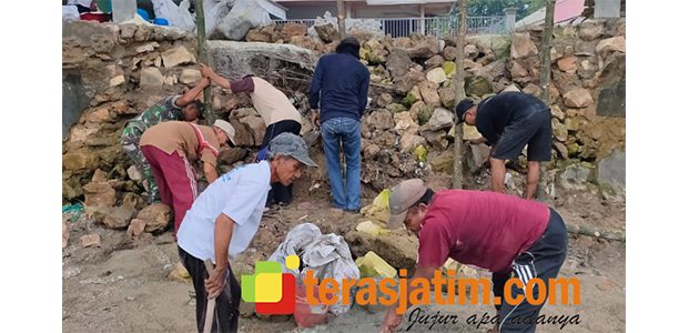 Respon Pemerintah Dianggap Lambat, Warga Paciran Lamongan Swadaya Perbaiki TPT Respon Pemerintah Dianggap Lambat, Warga Paciran Lamongan Swadaya Perbaiki TPT