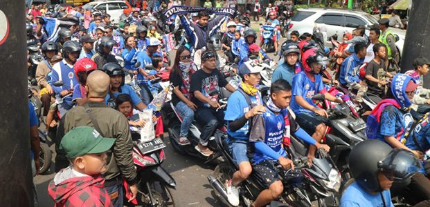Ribuan Aremania Ikuti Napak Tilas HUT Arema ke-31 Ribuan Aremania Ikuti Napak Tilas HUT Arema ke-31