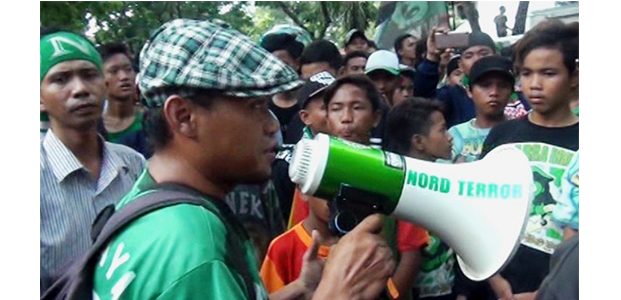 Ribuan Bonek Datangi Rumah Dua Pemegang Saham PT Persebaya 1927 Ribuan Bonek Datangi Rumah Dua Pemegang Saham PT Persebaya 1927
