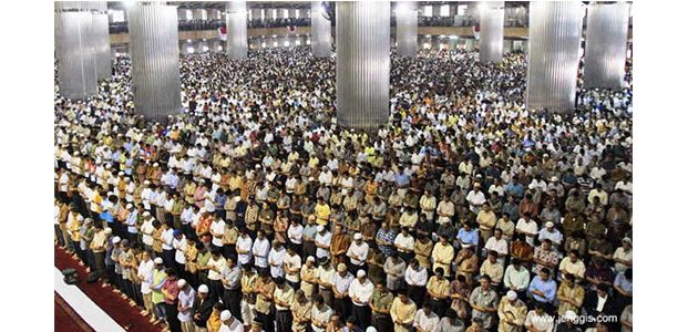 Ribuan Jamaah Rayakan Gerhana Bulan dengan Shalat Khusuf di Masjid Akbar Ribuan Jamaah Rayakan Gerhana Bulan dengan Shalat Khusuf di Masjid Akbar