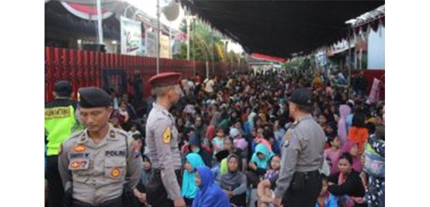 Ribuan Kaum Duafa di Kediri Antre Dapatkan ‘Salam Tempel’ dari PT. Gudang Garam Ribuan Kaum Duafa di Kediri Antre Dapatkan ‘Salam Tempel’ dari PT. Gudang Garam