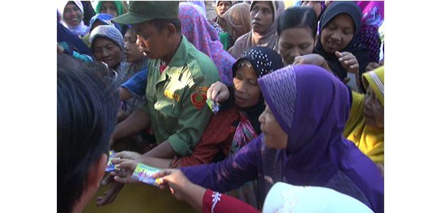 Demi Zakat Dari Bupati, Ribuan Warga Rela Berdesakan Demi Zakat Dari Bupati, Ribuan Warga Rela Berdesakan