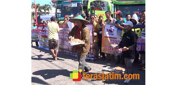 Ribuan Peternak Ayam Petelur di Blitar Geruduk Jakarta Ribuan Peternak Ayam Petelur di Blitar Geruduk Jakarta