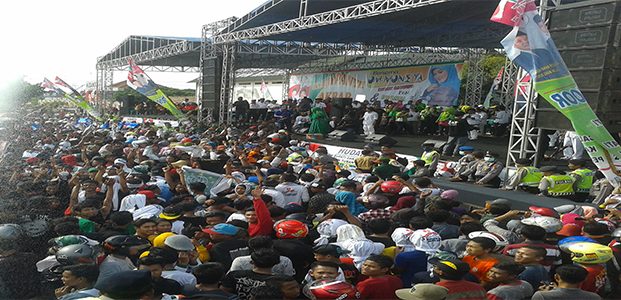 Evi Tamala Goyang Pendukung HudaNoor Evi Tamala Goyang Pendukung HudaNoor