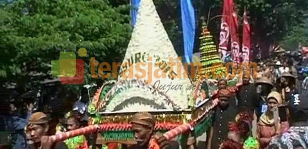 Ritual Larung Sesaji Ritual Larung Sesaji