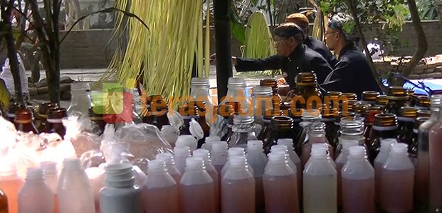 Ritual Bersih Desa dengan Miras Ritual Bersih Desa dengan Miras