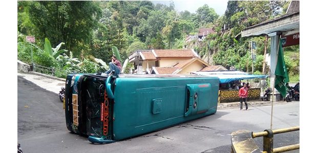 Hendak Parkir, Bus Rombongan asal Lamongan Terguling di Kawasan Kakek Bodo Hendak Parkir, Bus Rombongan asal Lamongan Terguling di Kawasan Kakek Bodo