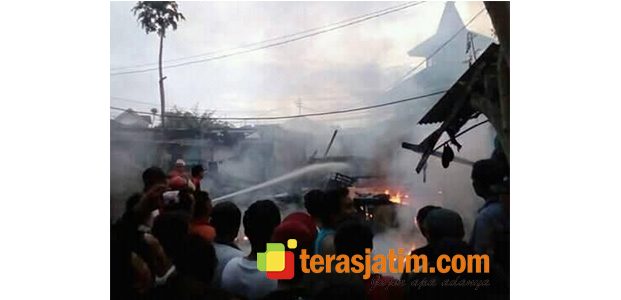 Rumah Kos Dekat Pendopo Banyuwangi Terbakar, Sebuah Mobil Hangus Dilalap Api Rumah Kos Dekat Pendopo Banyuwangi Terbakar, Sebuah Mobil Hangus Dilalap Api